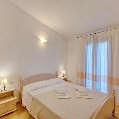 Con Piscina A Badesi, Con Wifi E A.c Apartmanhotel 3*